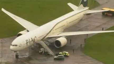 L'avion pakistanais qui a &eacute;t&eacute; d&eacute;rout&eacute; pour se poser &agrave; Stansted, &agrave; une soixantaine de kilom&egrave;tres au nord-est de Londres, le 24 mai 2013. (CAPTURE D'ÉCRAN / EVN)