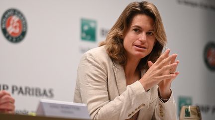 La directrice du tournoi de Roland-Garros, Amélie Mauresmo, en conférence de presse, le 1er juin 2022. (CHRISTOPHE GUIBBAUD / FFT)