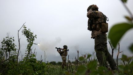 Un soldat ukrainien près de Bakhmout (Ukraine), le 17 juin 2023. (ANATOLII STEPANOV / AFP)