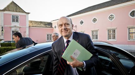 Le ministre des Affairs &eacute;trang&egrave;res Alain Jupp&eacute; a confirm&eacute; le 4 janvier de Lisbonne (Portugal) que l'Union Europ&eacute;enne devrait d&eacute;cr&eacute;ter un embargo p&eacute;trolier le 30 janvier. (PATRICIA DE MELO MOREIRA / AFP)