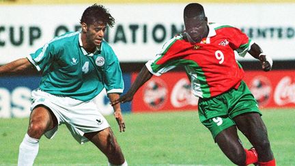 Le défenseur égyptien Ramzy Hany face au Burkinabé Kassoum Ouedraogo en demi-finale de la CAN 1998, à Bobo Dioulasso (Burkina Faso) (ERIC CABANIS / AFP)
