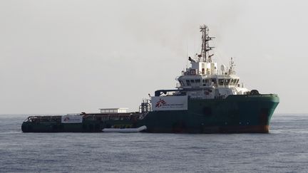 Plus de 120 migrants sont secourus par un bateau de Médecins sans frontières en mer Méditerranée, le 7 août 2015. (DARRIN ZAMMIT LUPI / REUTERS)