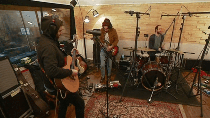 Le groupe Stuck in the Sound en répétition dans leur studio de Montreuil (Seine-Saint-Denis) avant leur départ pour les Etats-Unis
 (Culturebox - capture d&#039;écran)