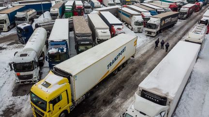 Des camions bloqués au poste frontière de Korczowa, sur leur route de l'Ukraine vers la Pologne, le 5 décembre 2023. (WOJTEK RADWANSKI / AFP)