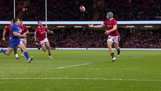 Quelle opportunité pour le pays de Galles ! Jonathan Davies filait à l'essai mais ne parvient pas à contrôler le ballon, dégagé en catastrophe par les Français. Les Bleus sont toujours devant au tableau d'affichage (9-13).