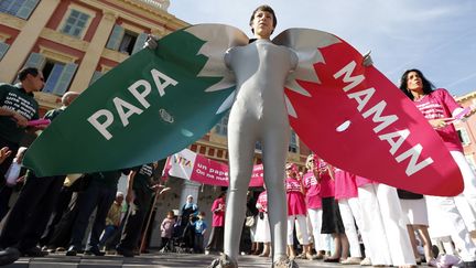 Le simple (et n&eacute;anmoins efficace) "Un papa, une maman" d'Alliance VITA et son homme oiseau improbable f&ucirc;t un des premiers et forc&eacute;ment, un des plus d&eacute;tourn&eacute;s notamment sur Twitter (#unpapyunemamy). (VALERY HACHE / AFP)