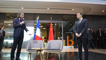 Cédric Villani et Emmanuel Macron à Pékin (Chine), le 9 janvier 2018.&nbsp; (LUDOVIC MARIN / AFP)