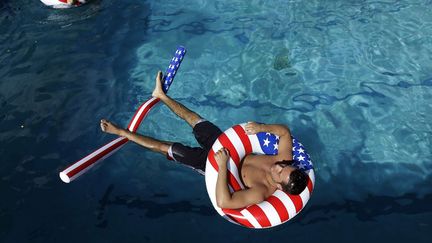 Des &eacute;tudiants de l'universit&eacute; de Lynn &agrave; Boca Raton (Floride, Etats-Unis) se relaxent dans la piscine du campus lors d'une f&ecirc;te pr&eacute;-d&eacute;bat pr&eacute;sidentiel, le 22 octobre 2012. (ERIC GAY / AP / SIPA)