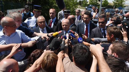 En d&eacute;placement dans le Rh&ocirc;ne, le ministre de l'Int&eacute;rieur, Bernard Cazeneuve, s'est aussit&ocirc;t rendu sur les lieux de l'attentat. (PHILIPPE DESMAZES / AFP)