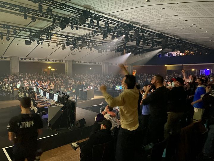 Une ambiance pareille à celle d'un stade de foot pour la soirée de la&nbsp;"Karmine Corp", équipe qui participe au championnant français d'esport de&nbsp;"League of Legends", au Carroussel du Louvre le week-end du 9 janvier 2022. (LAURIANE DELANOË / RADIO FRANCE)