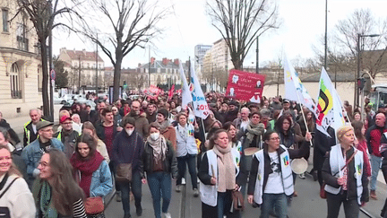 Depuis que le 49.3 a été activé jeudi par le gouvernement, pour la deuxième journée consécutive, plusieurs villes ont été le théâtre de manifestations parfois violentes. L’intersyndicale, en attendant la 9e journée de grève le jeudi 23 mars, a appelé pour le week-end à de nouvelles mobilisations. (France 3)