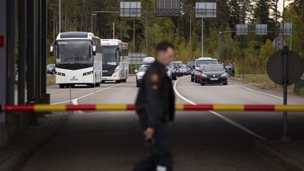 Des véhicules font la queue pour passer la frontière entre la Russie et la Finlande au poste frontière de Vaalimaa, à Virolahti, en Finlande, le 23 septembre 2022. (SASU MAKINEN / LEHTIKUVA)