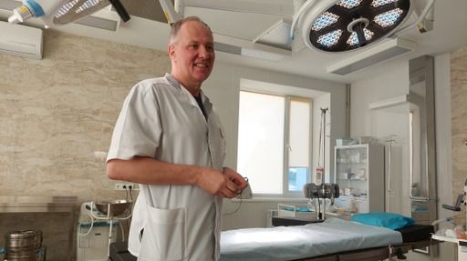 Le docteur Youriy Bessarabov dans l'une des salles d'accouchement de sa clinique à Zaporijia en Ukraine, juillet 2023. (ISABELLE LABEYRIE / RADIO FRANCE)