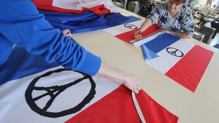 Depuis les attentats de Paris, la demande de drapeaux français est en hausse, comme dans cette usine de fabrication à Cuers (Var), le 24 novembre 2015.
 (MAXPPP)