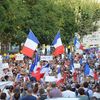 Plusieurs centaines de personnes participent au meeting des Patriotes et de l'avocat Fabrice Di Vizio contre le pass sanitaire à Hyères (Var), le 12 août 2021.&nbsp; (CHARLES-EDOUARD AMA KOFFI / FRANCEINFO)