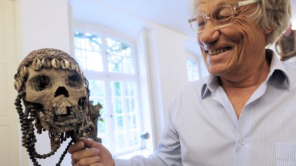 L'homme d'affaire Marc Arbogast avec un cr&acirc;ne de sa collection d'objets vaudou. (FREDERICK FLORIN / AFP)