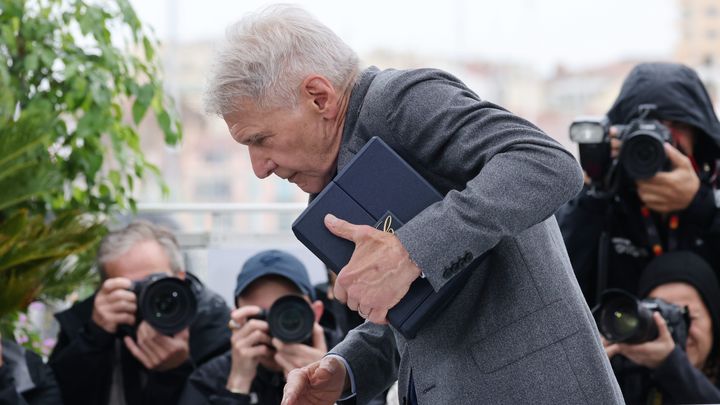 Harrison Ford, joueur, devant les photographes du festival de Cannes le 19 mai 2023 (SEBASTIEN BOTELLA / MAXPPP)