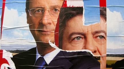 Des affiches de Fran&ccedil;ois Hollande et Jean-Luc M&eacute;lenchon, le 7 avril 2012 &agrave; Paris. (YAGHOBZADEH RAFAEL/SIPA)