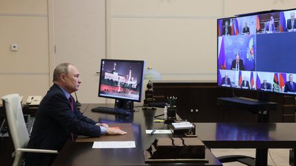 Le président russe Vladimir Poutine, lors d'une téléconférence à la résidence d'Etat de&nbsp;Novo-Ogaryovo, en banlieue de Moscou, le 2 juin 2022. (MIKHAIL METZEL / POOL / SPUTNIK VIA AFP)