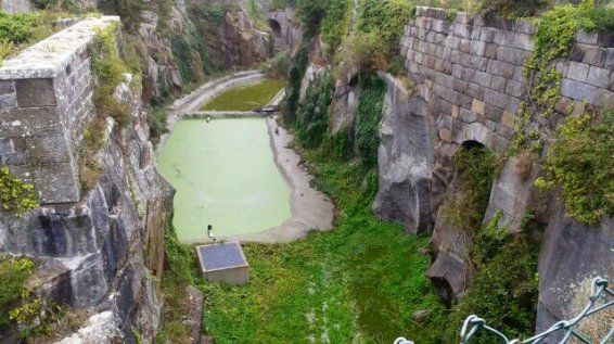 Les douves du fort de Chausey. (VANESSA HIRSON / FRANCE 3 IROISE)