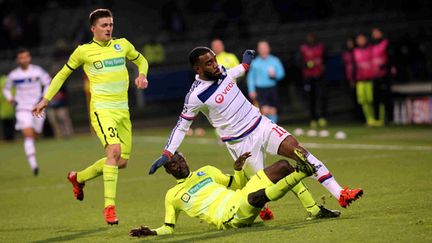 &nbsp; (Alexandre Lacazette aux prises avec deux joueurs de La Gantoise mardi soir © MaxPPP)