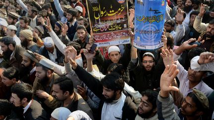 Des manifestants protestent contre les caricatures publi&eacute;es par Charlie Hebdo, &agrave; Lahore (Pakistan), le 16 janvier 2015.&nbsp; (ARIF ALI / AFP)