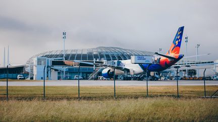 Un avion sur le tarmac de l'aéroport international de Nouméa-Tontouta, en Nouvelle-Calédonie, le 14 février 2021 (photo d'illustration). (DELPHINE MAYEUR / HANS LUCAS / AFP)