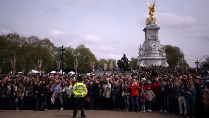 La foule attend pour voir le bulletin royal install&eacute; dans la cour de Buckingham Palace &agrave; Londres,&nbsp;le&nbsp;Mai&nbsp;2015. (STEVE PARSONS / AFP)