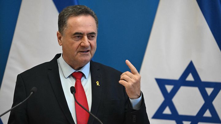 Le nouveau ministre de la Défense, Israël Katz, alors ministre des Affaires étrangères, à Budapest, en Hongrie, le 17 juin 2024. (ATTILA KISBENEDEK / AFP)