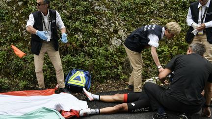 Richie Porte pris en charge par le staff médical du Tour (PHILIPPE LOPEZ / AFP)