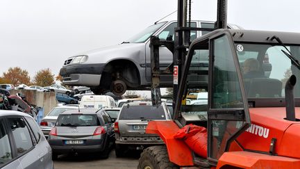 Une casse auto, à Rennes, le 14 novembre 2018. (JOEL LE GALL / MAXPPP)