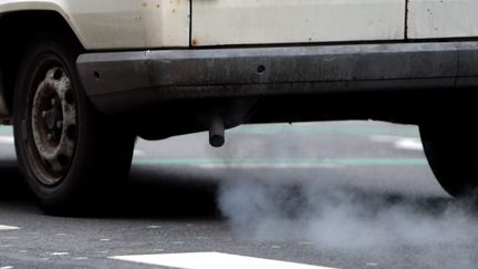 Des émissions de&nbsp;gaz d'échappement, à Lille, le 10 février 2017.&nbsp; (MAXPPP)