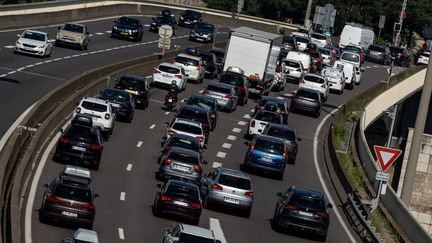 Une circulation dense sur l'autoroute A6, le 14 août 2021, à Lyon. (NICOLAS LIPONNE / HANS LUCAS / AFP)