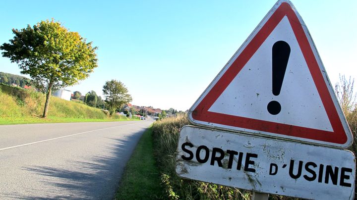 L'entr&eacute;e du village de Graincourt-l&egrave;s-Havrincourt (Pas-de-Calais), avec l'usine Doux sur la gauche de la route. (YANN THOMPSON / FTVI)