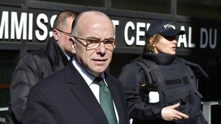 Bernard Cazeneuve quitte&nbsp;la préfecture de Paris après une présentation des nouveaux équipements de la BAC&nbsp;le 29 février 2016. (ALAIN JOCARD / AFP)