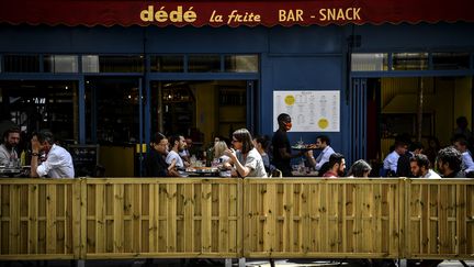 Une terrasse parisienne, le 23 juillet 2020. (CHRISTOPHE ARCHAMBAULT / AFP)