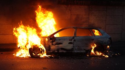 Une voiture en feu en marge d'une manifestation à Nanterre, à l'ouest de Paris, le 27 juin 2023. (ZAKARIA ABDELKAFI / AFP)