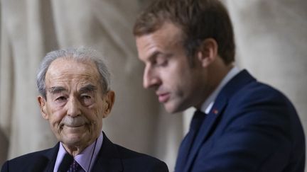 L'ancien ministre de la Justice, Robert Badinter, écoute un discours du président de la République, Emmanuel Macron, à Paris le 9 octobre 2021. (IAN LANGSDON / AFP)