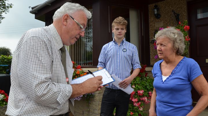 Bill Scott (G) et Marcus Baxter (C), militants pour le maintien de l'Ecosse dans le Royaume-Uni, rencontrent Elizabeth Playfair (D), une habitante de Birgham (Ecosse), le 16 septembre 2014. (YANN THOMPSON / FRANCETV INFO)