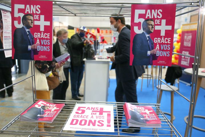 Le tract "5 ans de +" a été édité près d'un million de fois, "à la demande d'Emmanuel Macron", nous assure un conseiller (NICOLAS GUYONNET / HANS LUCAS VIA AFP)