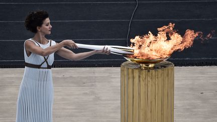 L'actrice Katerina Kechou joue la prêtresse d'Olympie, lors de la cérémonie d'allumage de la flamme olympique, le 31 octobre 2017. (LOUISA GOULIAMAKI / AFP)