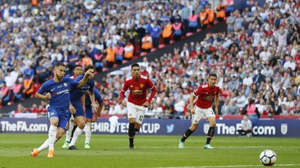 Eden Hazard inscrit le penalty en finale de Cup contre Manchester United (IAN KINGTON / AFP)