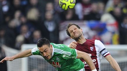 Le Stéphanois Erding au duel aérien avec le Messin Marchal