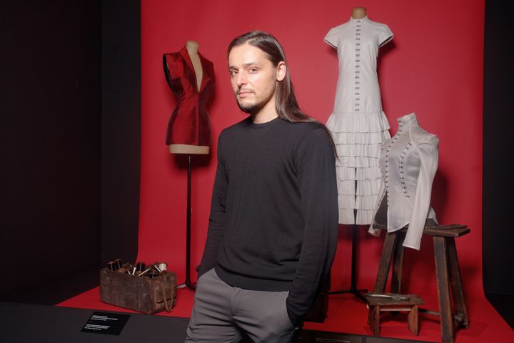 Le styliste belge Olivier Theyskens devant des créations installées dans l'exposition "In praesentia" à la Cité de la Dentelle et de la Mode de Calais, en France, le 13 juin 2019 (SYLVAIN LEFEVRE / WIREIMAGE)