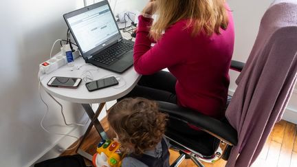 Une femme en télétravail, à Paris, le 16 mars 2020. (RICCARDO MILANI / HANS LUCAS / AFP)