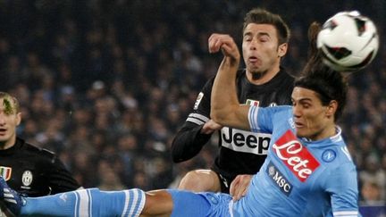 Cavani (Naples) au duel avec Barzagli (Juventus) (CARLO HERMANN / AFP)