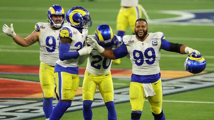 Aaron Donald (n°99) et ses coéquipiers des Los Angeles Rams célèbrent leur victoire au Super Bowl face aux Cincinnati Bengals, le 13 février 2022. (ROB CARR / GETTY IMAGES NORTH AMERICA via AFP)