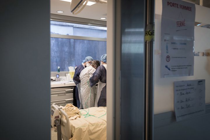 Des soignants prennent en charge un malade du Covid-19, le 27 avril 2020, à l'hôpital Lariboisière à Paris. (JOEL SAGET / AFP)