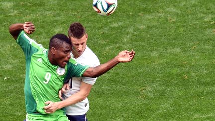 Le Nig&eacute;rian Emmanuel Emenike &agrave; la lutte avec le Fran&ccedil;ais&nbsp;Laurent Koscielny lors des huiti&egrave;mes de finale de la Coupe du monde &agrave; Brasilia (Br&eacute;sil), le 30 juin 2014.