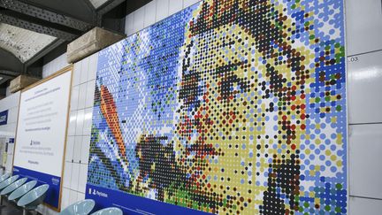 Aloy, personnage&nbsp;d'Horizon Forbidden West, par l'artiste Kan, dans la station de métro Saint-Lazare à Paris (Jérôme Benzadon)